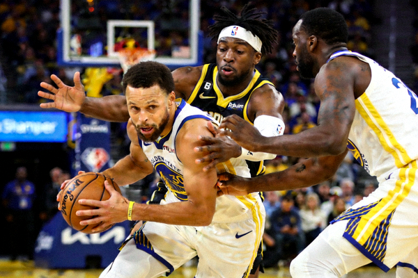 NBA总决赛防守对位瞬间，防守球员紧贴持球人，内线球员准备协防，展现高强度防守博弈