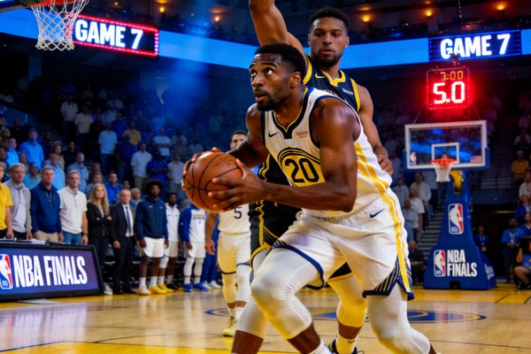 NBA总决赛关键球员在比赛最后时刻持球进攻，全场目光聚焦，计时器显示最后5秒，气氛紧张