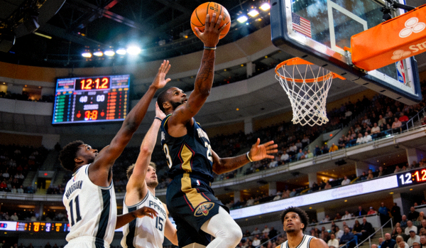 NBA球星关键球单打：比赛最后时刻，超级巨星面对双人包夹强行出手，全场目光聚焦于这次决定胜负的投篮